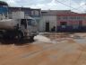 Funcionários limpam ruas centrais da cidade