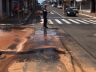 Funcionários limpam ruas centrais da cidade