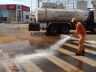 Funcionários limpam ruas centrais da cidade