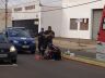 Motociclista recebe atendimento da equipe do Samu: encaminhada à Santa Casa
