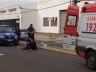 Motociclista recebe atendimento da equipe do Samu: encaminhada à Santa Casa