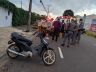 Motociclista sendo socorrido pelo Samu