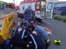 Motociclista sendo socorrido pelo Samu