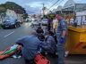 Motociclista sendo socorrido pelo Samu