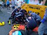 Motociclista sendo socorrido pelo Samu