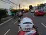 Motociclista sendo socorrido pelo Samu