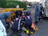 Motociclista sendo socorrido pelo Samu