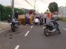 Motociclista sendo socorrido pelo Samu