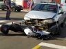 Moto e carro após o acidente e à direita, vítimas sendo socorridas pelo Samu