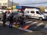 Moto e carro após o acidente e à direita, vítimas sendo socorridas pelo Samu