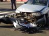 Moto e carro após o acidente e à direita, vítimas sendo socorridas pelo Samu