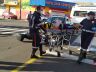 Moto e carro após o acidente e à direita, vítimas sendo socorridas pelo Samu