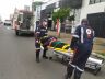 Motociclista no momento em que era socorrida pelo Samu