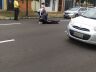 Motociclista no momento em que era socorrida pelo Samu