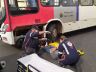 Moto foi parar embaixo do ônibus: por pouco, uma tragédia