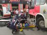 Moto foi parar embaixo do ônibus: por pouco, uma tragédia