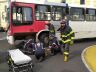 Moto foi parar embaixo do ônibus: por pouco, uma tragédia