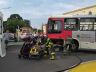 Moto foi parar embaixo do ônibus: por pouco, uma tragédia
