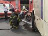 Moto foi parar embaixo do ônibus: por pouco, uma tragédia