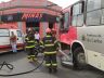 Moto foi parar embaixo do ônibus: por pouco, uma tragédia