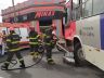 Moto foi parar embaixo do ônibus: por pouco, uma tragédia