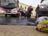 Moto foi parar embaixo do ônibus: por pouco, uma tragédia