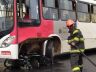 Moto foi parar embaixo do ônibus: por pouco, uma tragédia