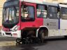 Moto foi parar embaixo do ônibus: por pouco, uma tragédia
