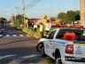 Agentes de trânsito durante ação em frente à escola