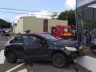 Ônix capotou e Gol subiu em cima da calçada após a batida