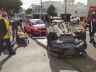 Ônix capotou e Gol subiu em cima da calçada após a batida