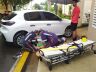 Motociclista é atendido após a queda: fratura na perna direita