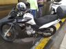 Motociclista é atendido após a queda: fratura na perna direita