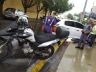 Motociclista é atendido após a queda: fratura na perna direita