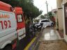 Motociclista é atendido após a queda: fratura na perna direita