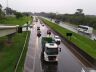 Carro ficou ilhado durante a forte chuva que desabou em São Carlos