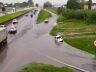 Carro ficou ilhado durante a forte chuva que desabou em São Carlos