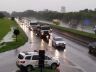 Carro ficou ilhado durante a forte chuva que desabou em São Carlos