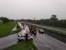 Carro ficou ilhado durante a forte chuva que desabou em São Carlos