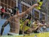 Jogadores comemoram com a torcida a vitória que valeu a liderança na EPTV