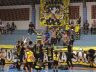 Jogadores comemoram com a torcida a vitória que valeu a liderança na EPTV