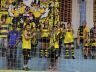 Jogadores comemoram com a torcida a vitória que valeu a liderança na EPTV
