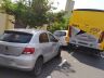 Um dos veículos foi ‘espremido’ pelo ônibus contra a sarjeta