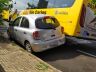 Um dos veículos foi ‘espremido’ pelo ônibus contra a sarjeta