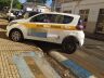 Carro da autoescola subiu na calçada após a colisão