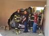 Um dos veículos foi empurrado pelo caminhão para dentro da residência