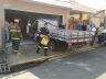 Um dos veículos foi empurrado pelo caminhão para dentro da residência