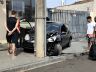 Carro bateu com violência com o poste: danos de grande monta
