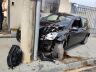 Carro bateu com violência com o poste: danos de grande monta