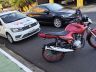 Motociclista sofreu escoriações após colisão contra carro